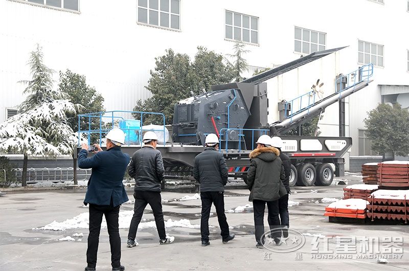車載流動碎石機廠家價格實惠，客戶現場參觀